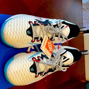 New in box w Tags Nike basketball shoes Giannis Immortality